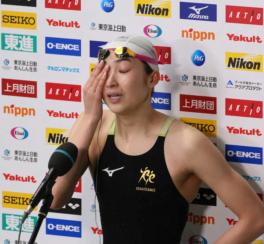 ＜水泳　国際大会日本代表選手選考会女子100メートル自由形決勝＞インタビューで涙を流す池江（撮影・西海健太郎）