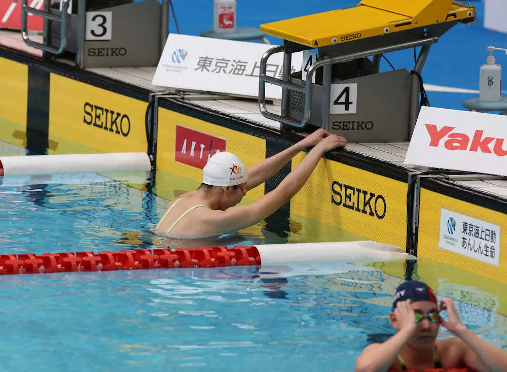 ＜水泳　国際大会日本代表選手選考会女子100メートル自由形決勝＞泳ぎ終えてしばらくその場を動けなかった池江（左）（撮影・西海健太郎）
