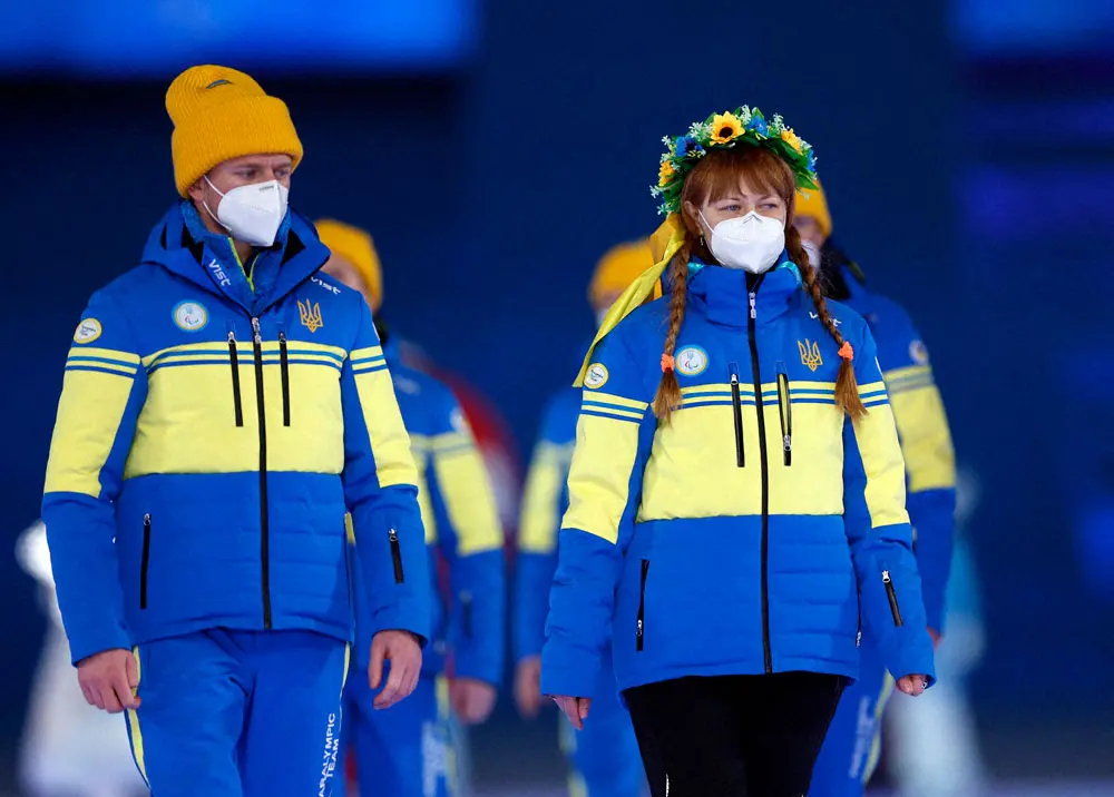 北京冬季パラ開会式、ウクライナ選手団入場で拍手喝采　選手たちは拳を握り、肩や胸に当てて入場