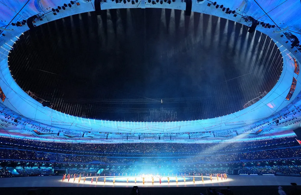 北京パラリンピック開会式で幻想的に青い光に包まれた北京国家体育場（ロイター）