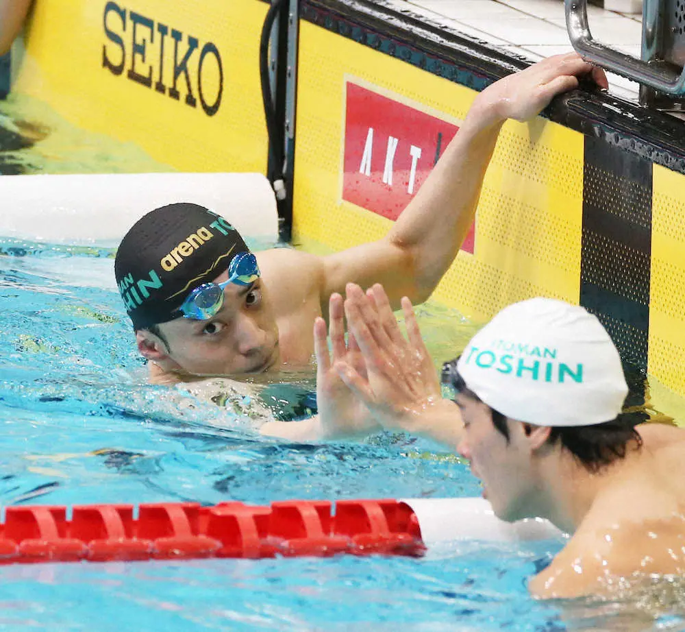 ＜水泳　国際大会日本代表選手選考会　男子100メートル背泳ぎ決勝＞1位となった入江（左）は他の選手と健闘をたたえ合う（撮影・西海健太郎）