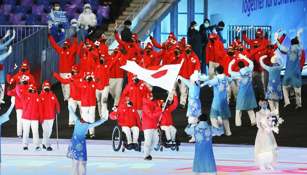 北京冬季パラリンピックの開会式で、旗手の川除大輝（中央）を先頭に入場行進する日本選手団