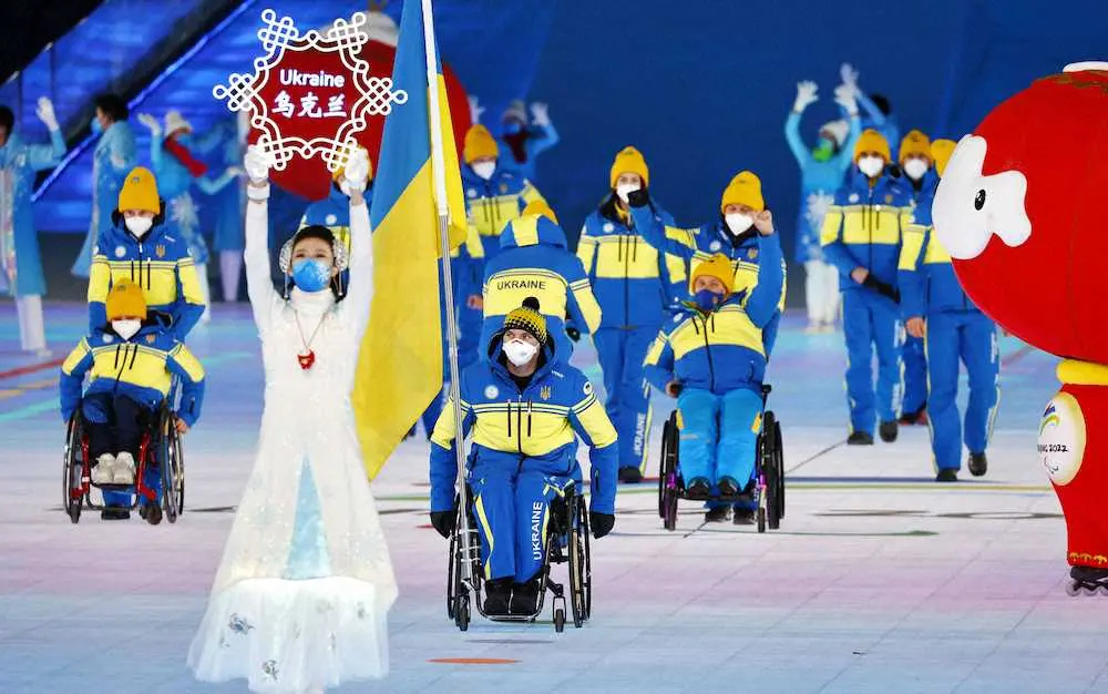 北京冬季パラリンピックの開会式で、入場行進するウクライナ選手団
