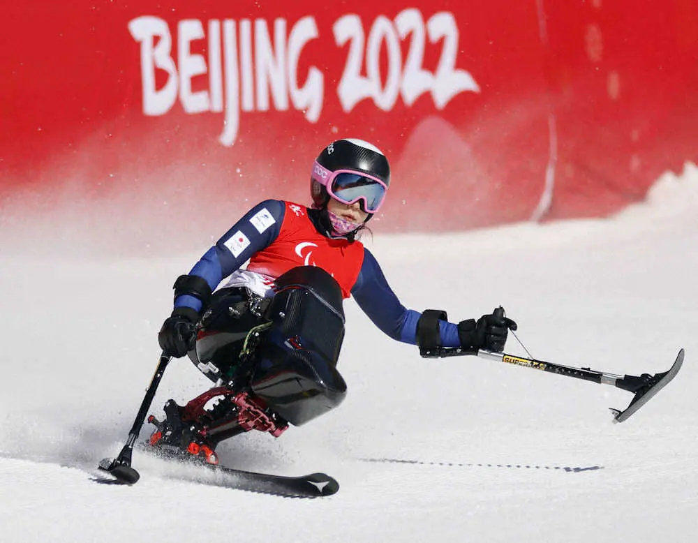 北京冬季パラリンピックの公式練習で滑走する村岡桃佳