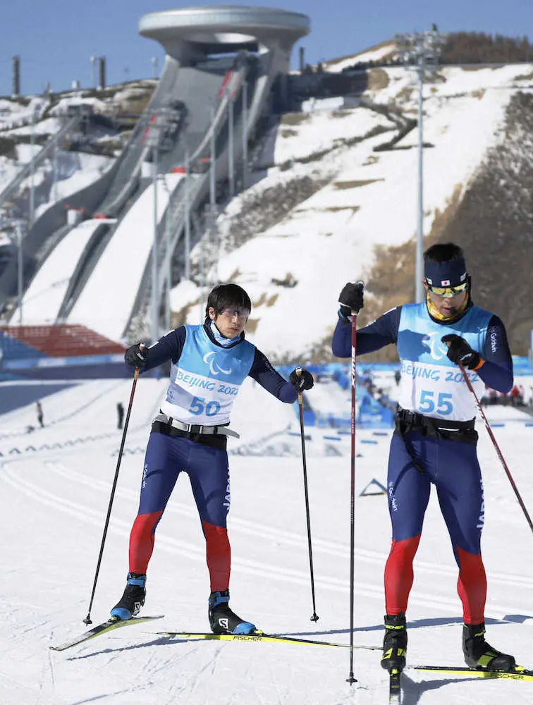 北京冬季パラリンピックの本番会場で調整する有安諒平。右はガイドスキーヤーの藤田佑平さん