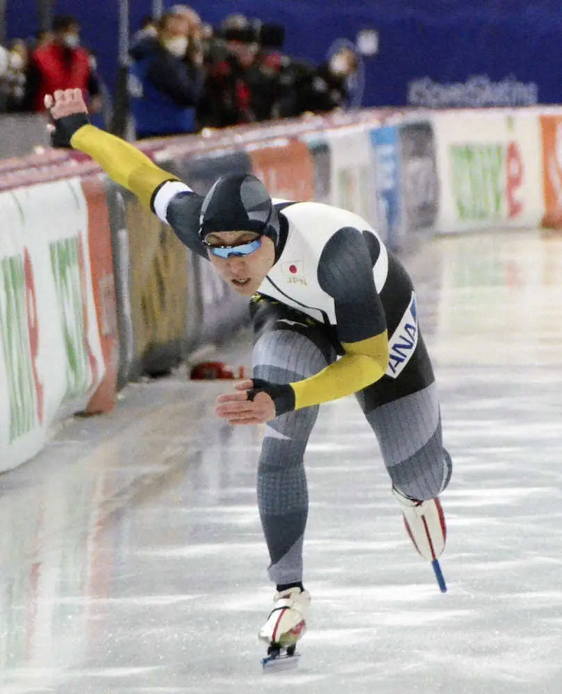 スピードスケート世界選手権スプリント部門の男子500メートルを滑る新浜