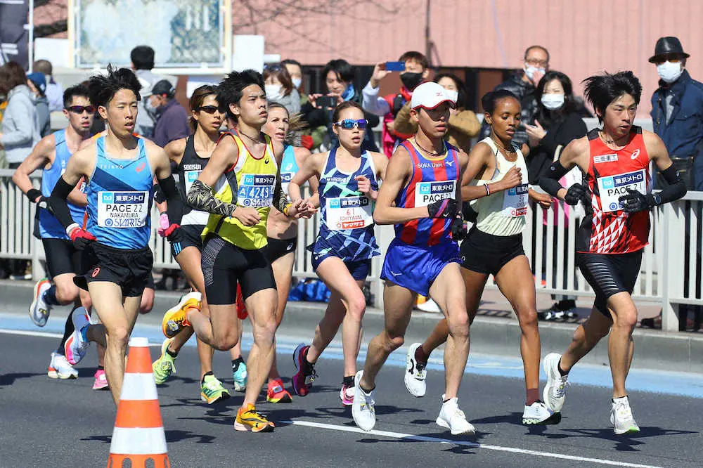 ＜東京マラソン2021＞20キロ付近を通過する女子の6位グループの一山麻緒（中央）ら