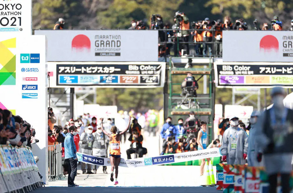 ＜東京マラソン2021＞女子1位でゴールするブリジット・コスゲイ
