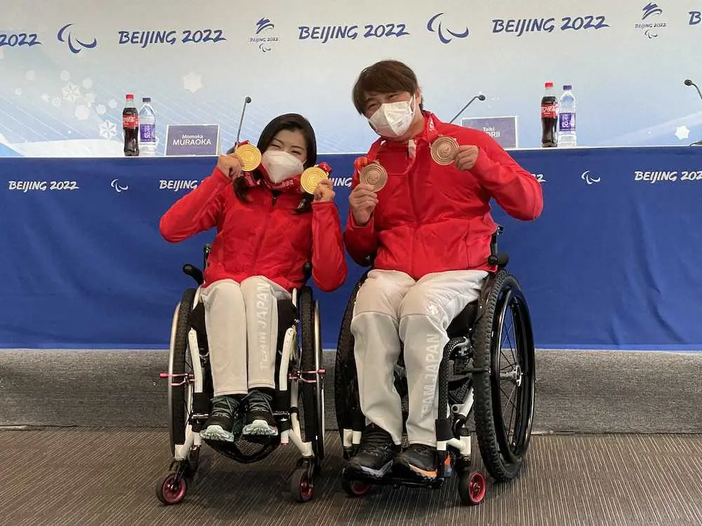 ＜北京冬季パラリンピックメダリスト会見＞メダルを手に笑顔を見せるパラアルペンスキーの村岡（左）と森井