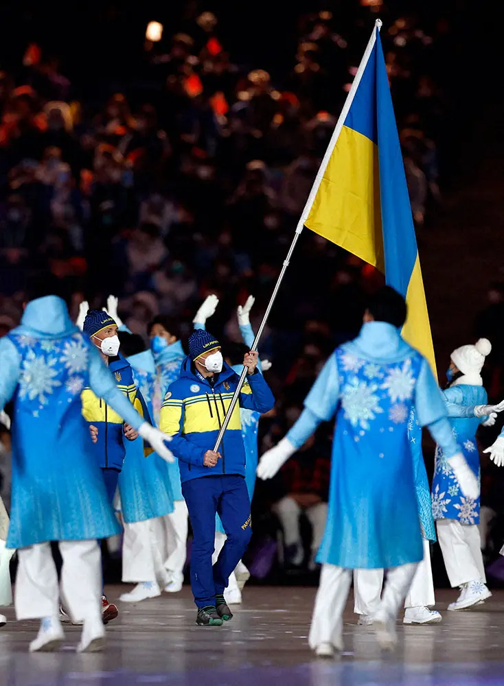 ウクライナのルキヤネンコ旗手　閉会式で硬い表情で国旗を振り行進　史上最多29個のメダル獲得