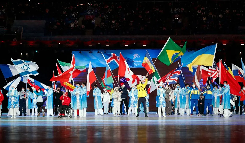 北京パラリンピック閉会式で国旗を振る各国の旗手（ロイター）
