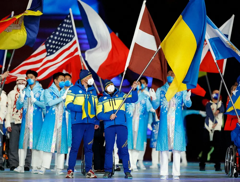 北京パラリンピック閉会式でウクライナの旗手が国旗を掲げる（ロイター）