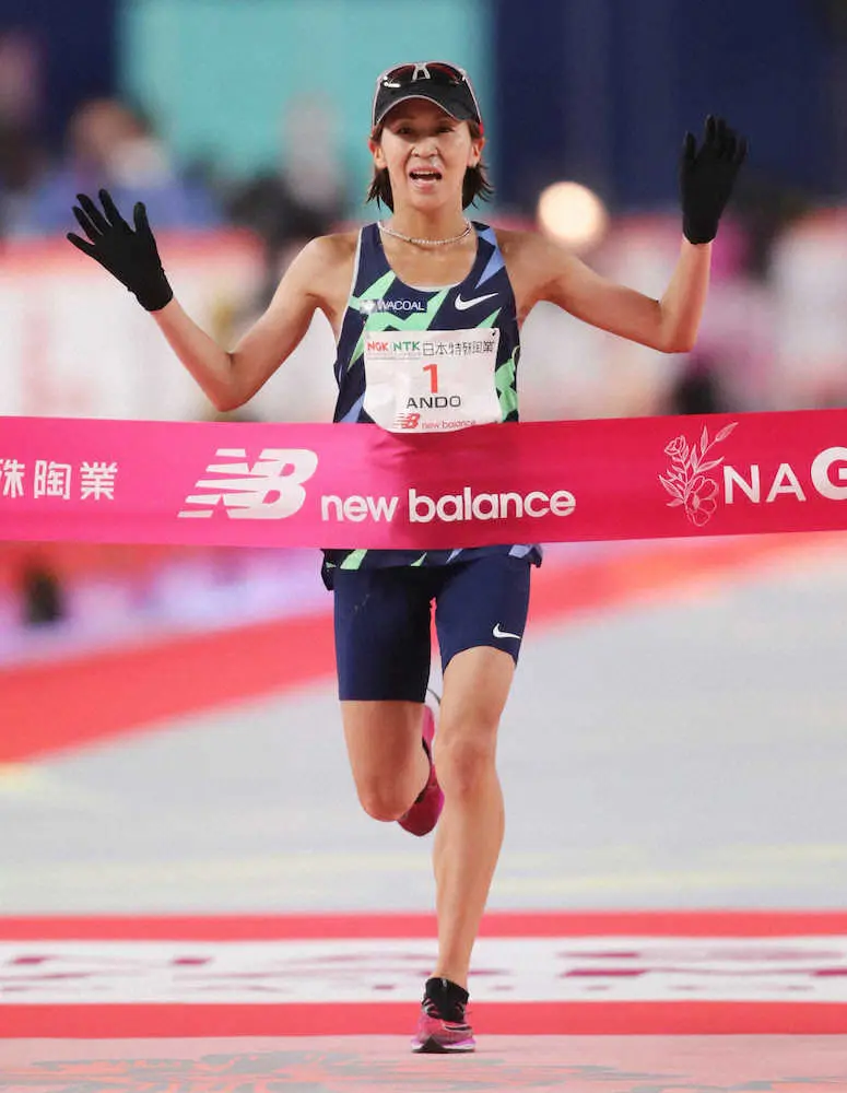 ＜名古屋ウィメンズマラソン2022＞日本人最高位となる3位でフィニッシュする安藤友香（撮影・椎名　航）