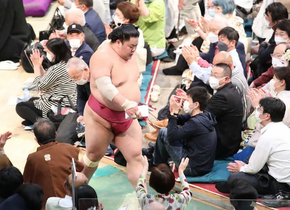 【画像・写真】横綱・照ノ富士、2日目で早くも土　大栄翔が金星！　新大関・御嶽海は2連勝