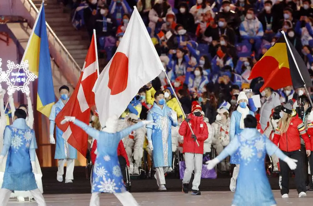 北京冬季パラリンピックの閉会式で、日の丸を掲げて入場する旗手の川除大輝