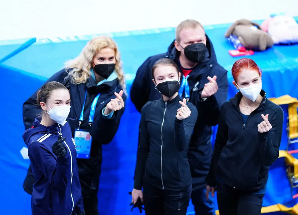 北京五輪のフィギュアスケート練習でポーズを決めるロシアの（手前左から）カミラ・ワリエワ、アンナ・シェルバコワ、アレクサンドラ・トルソワ（撮影・小海途良幹）