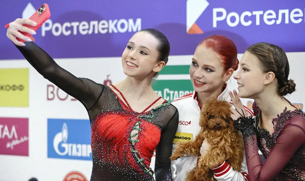 昨年12月のフィギュアスケートロシア選手権最終日女子フリー終了後、写真を撮る（左から）初優勝のカミラ・ワリエワ、２位のアレクサンドラ・トルソワ、３位のアンナ・シェルバコワ。（タス＝共同）＝25日、サンクトペテルブルク