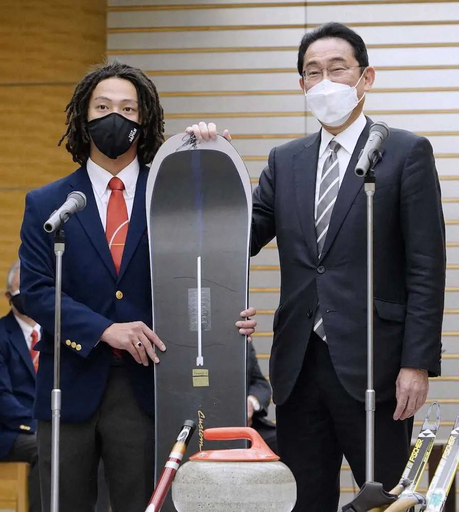 記念撮影する岸田首相（右）とスノーボード男子ハーフパイプの平野歩夢（共同）