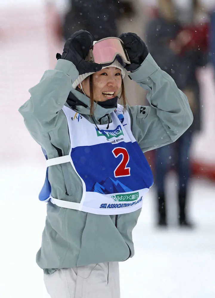 女子予選で、笑顔を見せる冨田せな＝青森スプリング・スキーリゾート