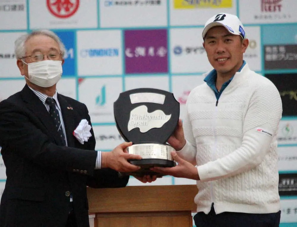 ＜北九州オープン最終日＞初出場で優勝した堀川（右）は津田大会会長から盾を贈られる