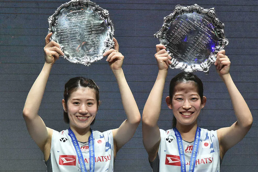 女子ダブルスで初優勝し笑顔の志田（左）、松山組（AP）