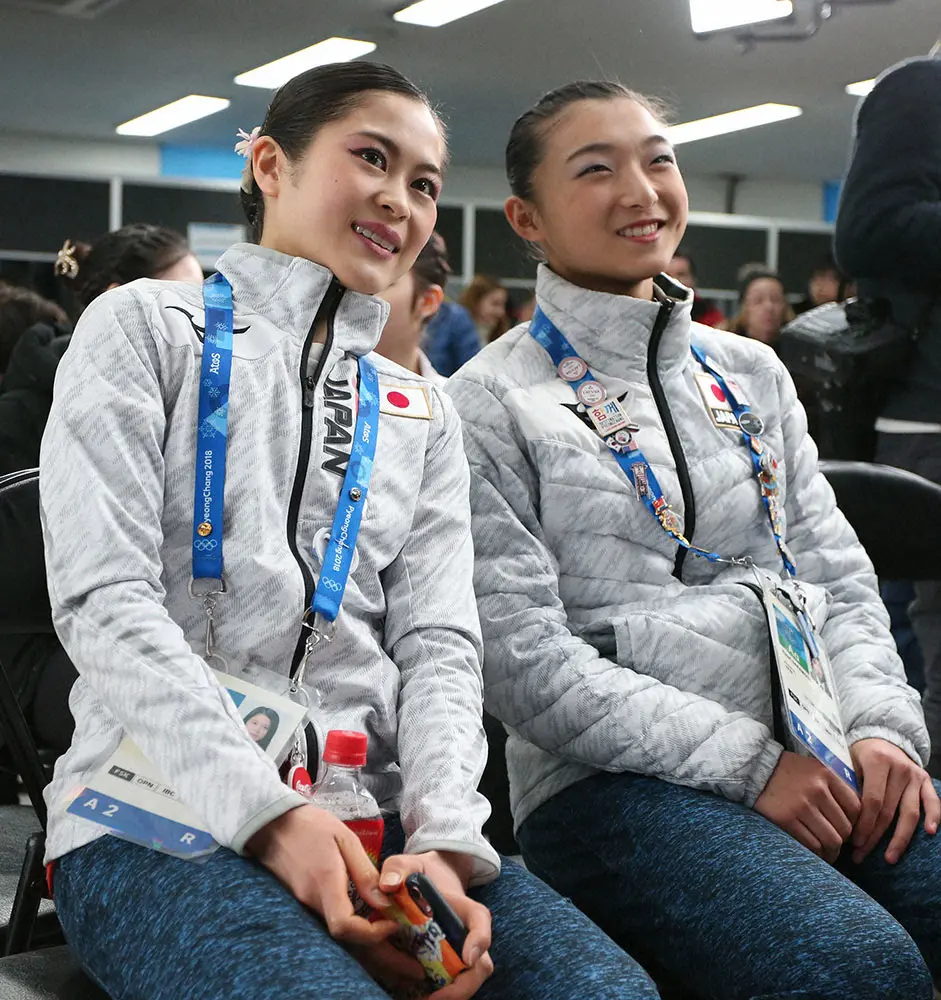 平昌五輪フィギュアスケート女子SPを終え笑顔の宮原知子（左）と坂本花織