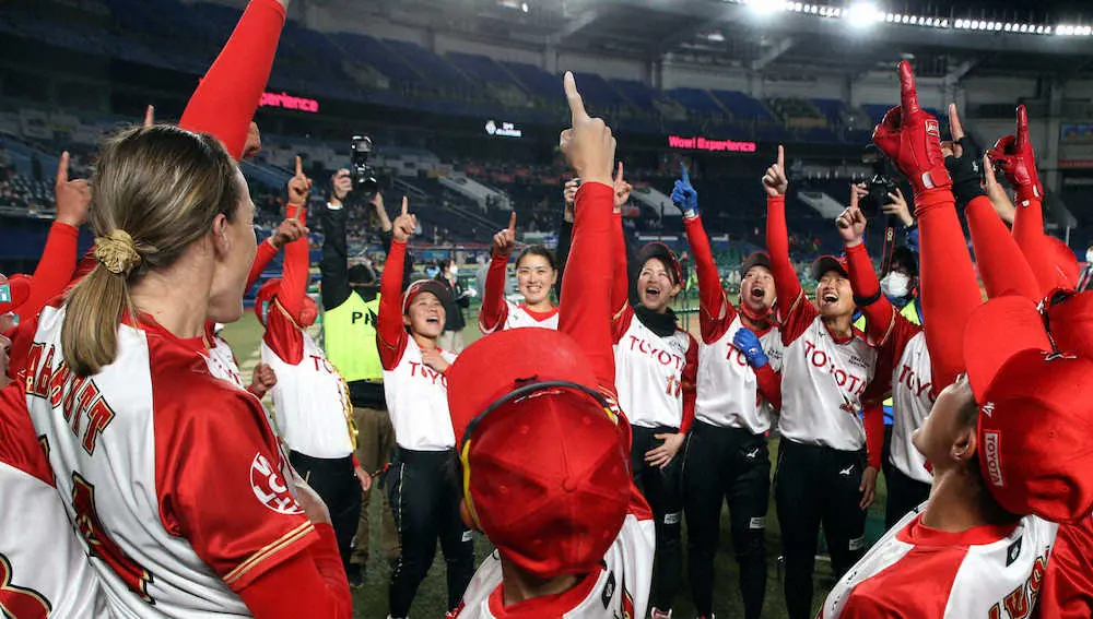 ソフトボール界の新たな一歩「JDリーグ」開幕　東京五輪メンバーの躍動、華やかな演出で彩り添える