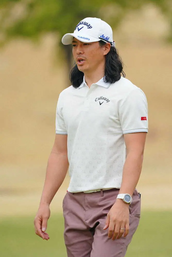 石川遼が5カ月ぶりの実戦　首位に5打差の35位　ワイルドな長髪姿を披露「束ねようと思ったけど…」