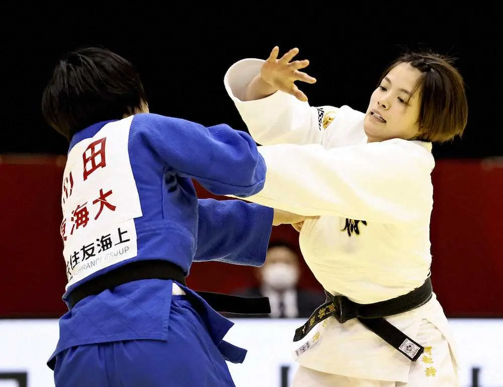 ＜全日本選抜柔道体重別選手権＞女子52キロ級1回戦、果敢に攻める阿部（右）