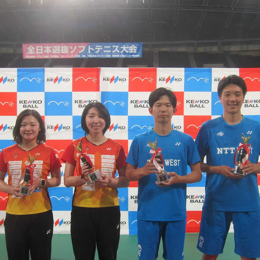 全日本選抜ソフトテニス大会で写真に納まる（左から）女子ダブルス優勝の半谷美咲、高橋乃綾、男子ダブルス優勝の内本隆文、内田理久