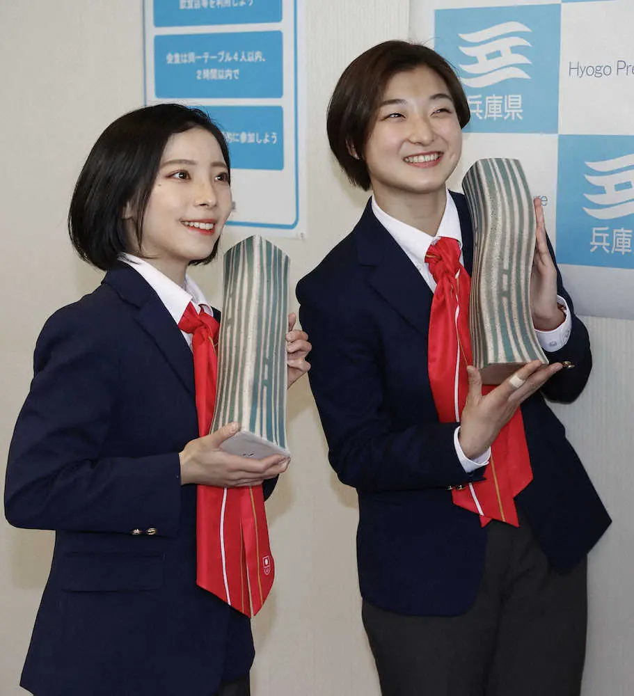 兵庫県の「特別選手賞」を受賞した坂本（右）と三浦