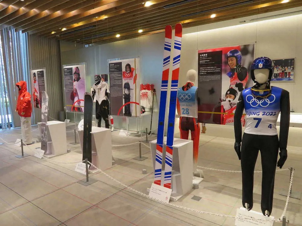 日本オリンピックミュージアムで始まった企画展に登場した小林陵侑のジャンプスーツとスキー板（右端）