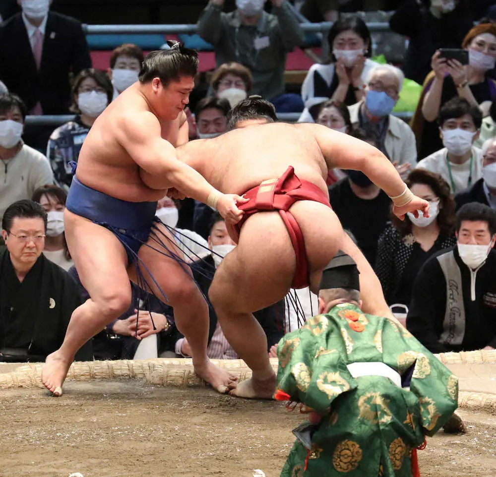 【画像・写真】＜大相撲春場所千秋楽＞優勝決定戦で若隆景（左）を高安を上手出し投げで破り優勝を決める（撮影・奥　調）