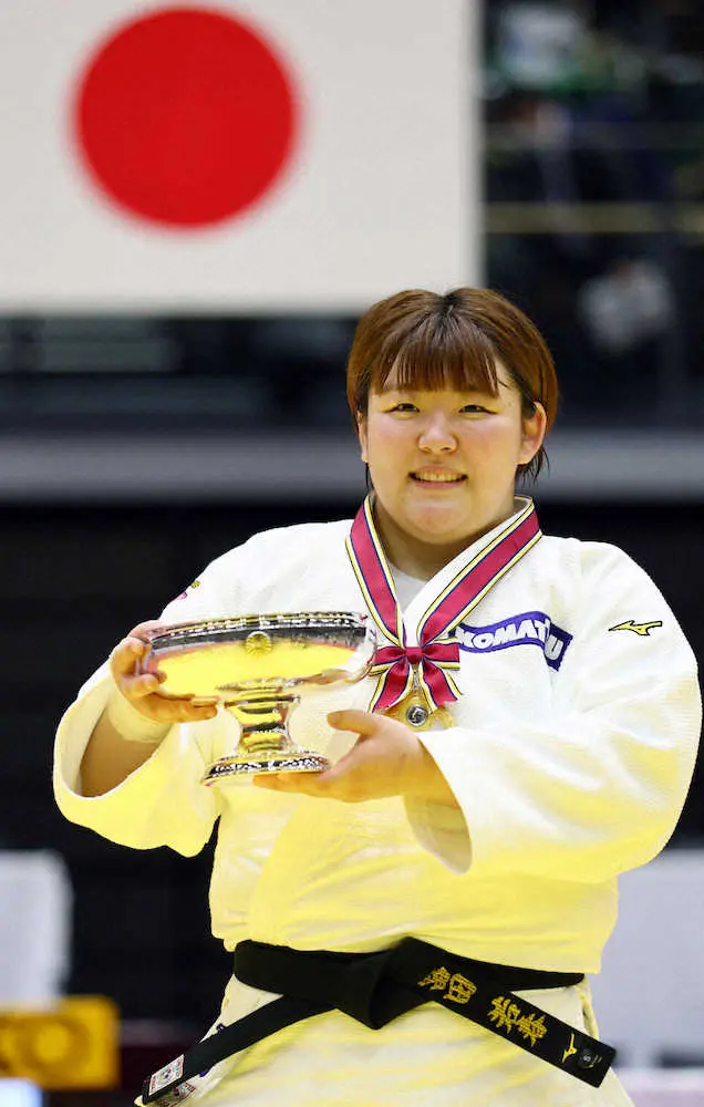 柔道の全日本女子選手権で2年ぶり2度目の優勝を果たし、皇后杯を手に笑顔を見せる冨田若春