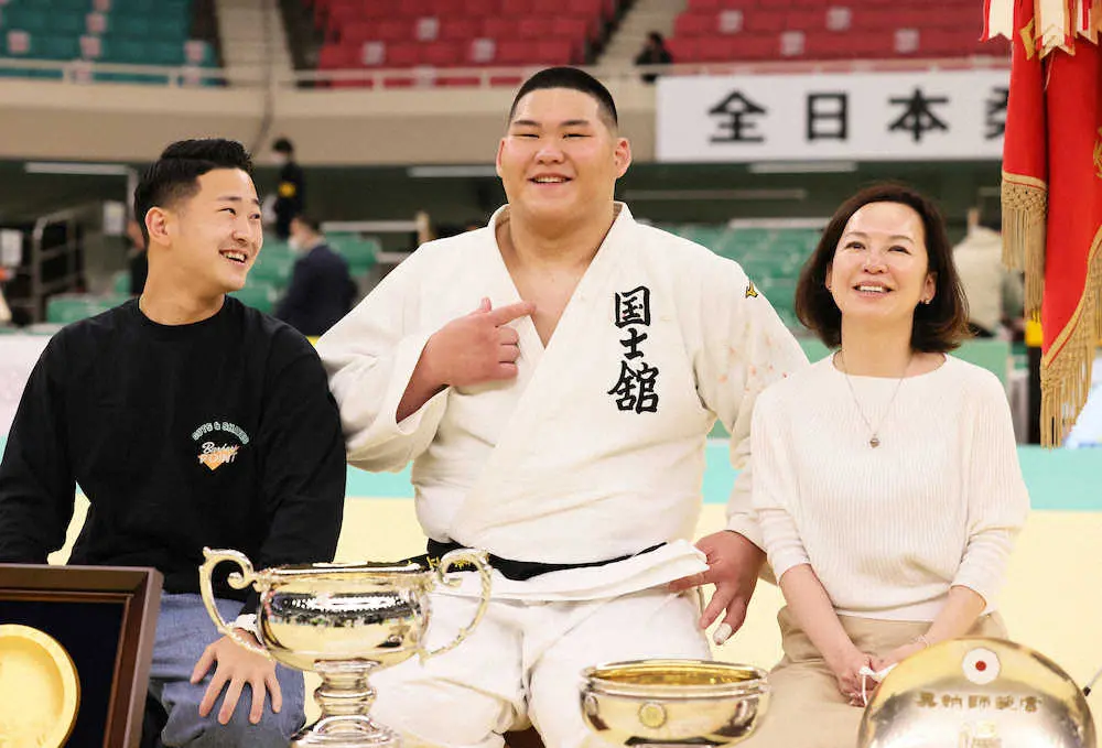 初優勝の斉藤立（中央）は家族との記念撮影で笑顔を見せる。左は兄の一郎さん、右は母の三恵子さん