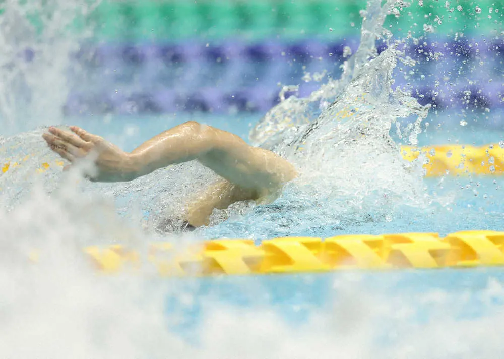 女子50メートル自由形決勝、力泳する池江（撮影・小海途　良幹）