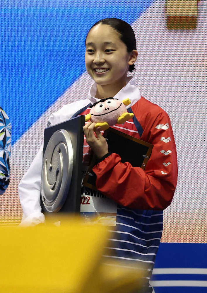 15歳の成田が初タイトル　女子200背泳ぎ、自己ベスト2秒近く更新