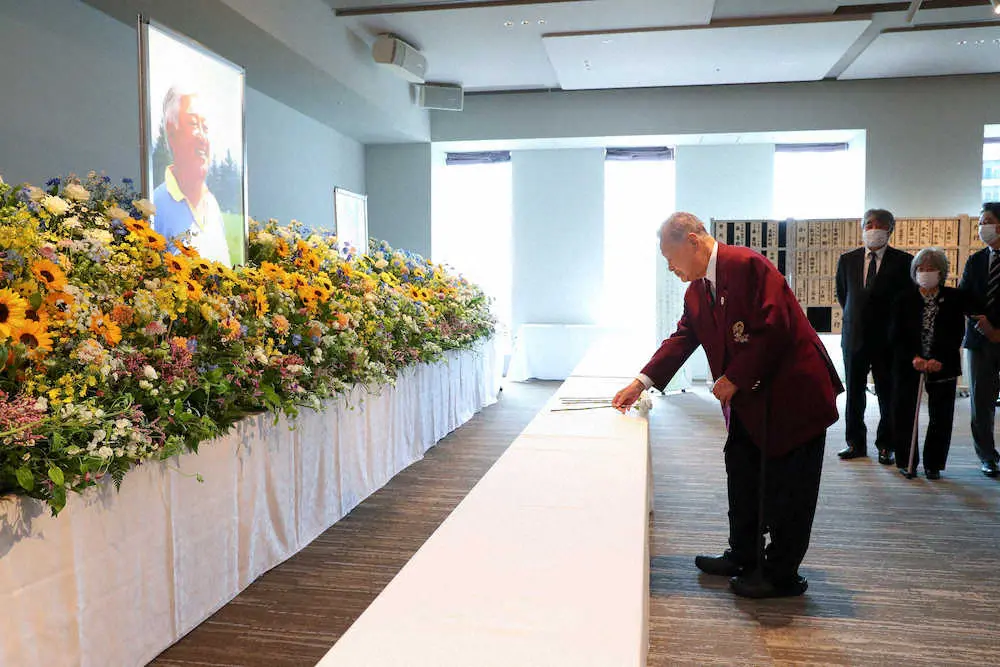 日比野弘さんを囲む会で献花する森喜朗氏＝提供写真