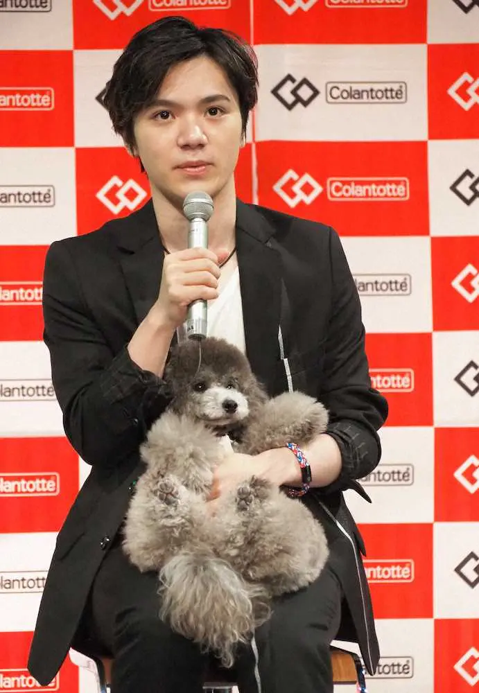 「コラントッテ　TAO　ネックレス　スリム　ARAN　mini【SHOMA2022】」の発売を記念したイベントに出席し、愛犬エマちゃんを抱く宇野昌磨