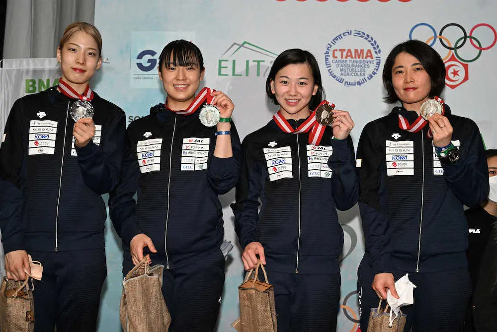 W杯チュニジア大会団体戦で銀メダルを獲得した日本チーム。左から江村美咲、福島史帆実、高嶋理紗、田村紀佳（日本フェンシング協会提供）