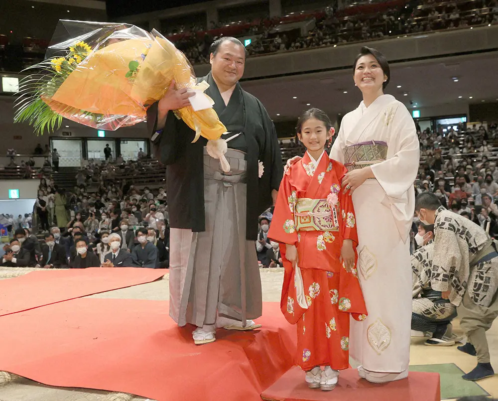 【画像・写真】家族から贈られた花束を手に笑顔を見せる元豊ノ島の井筒親方。右から妻・沙帆さん、長女・希歩さん（代表撮影）