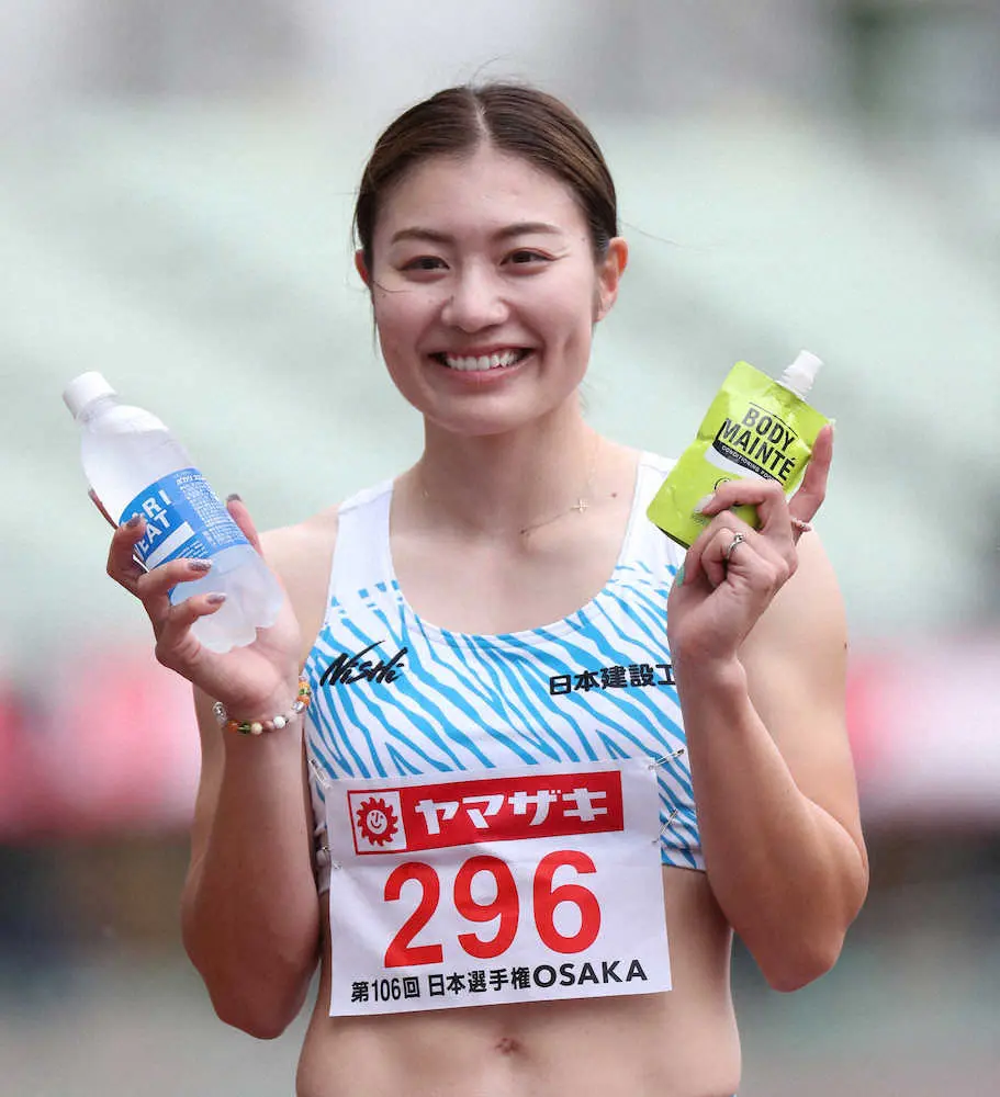 陸上・日本選手権の女子100メートル障害で優勝し、笑顔を見せる福部
