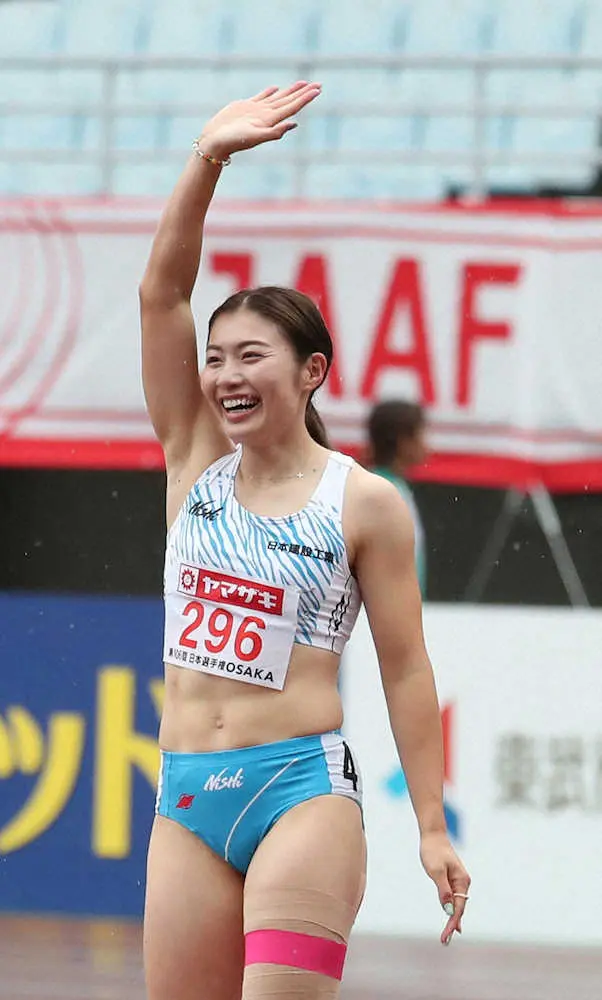 陸上・日本選手権の女子100メートル障害で優勝し、笑顔を見せる福部
