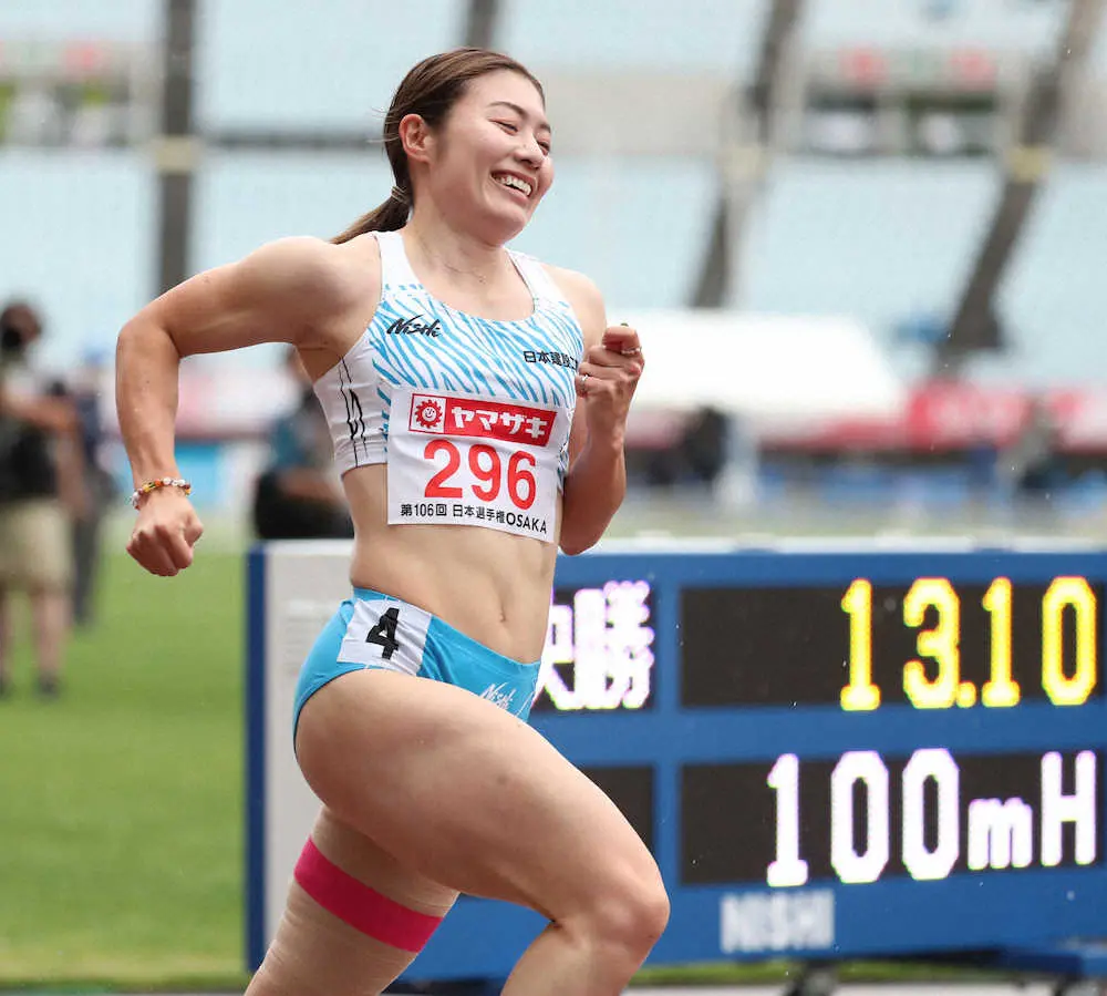 陸上・日本選手権の女子100メートル障害で優勝し、ゴール後に笑顔を見せる福部