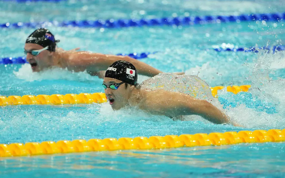 男子400メートル個人メドレー予選で力泳する瀬戸（手前）