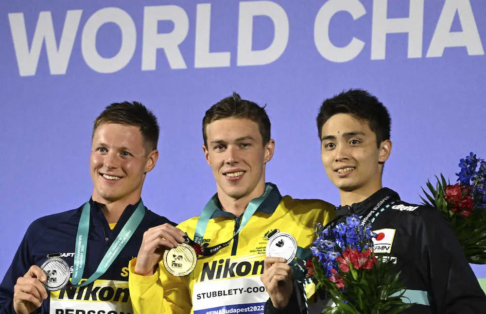 世界水泳男子200メートルで銀メダルを獲得した花車＝右（AP）