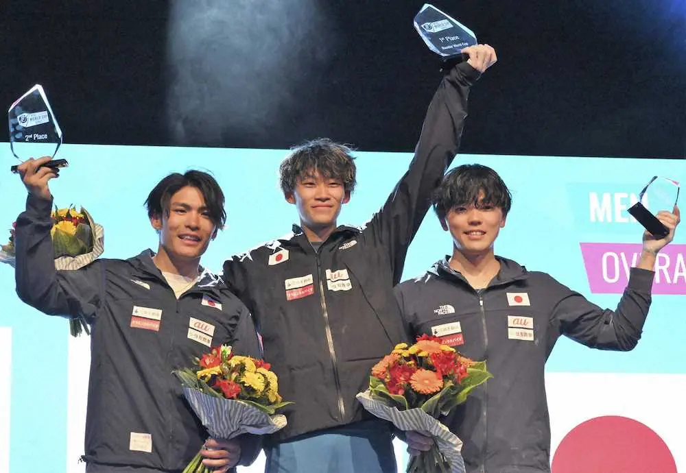 ボルダリングの年間総合の表彰式で喜ぶ（左から）2位の楢崎智亜、優勝した緒方良行、3位の藤井快