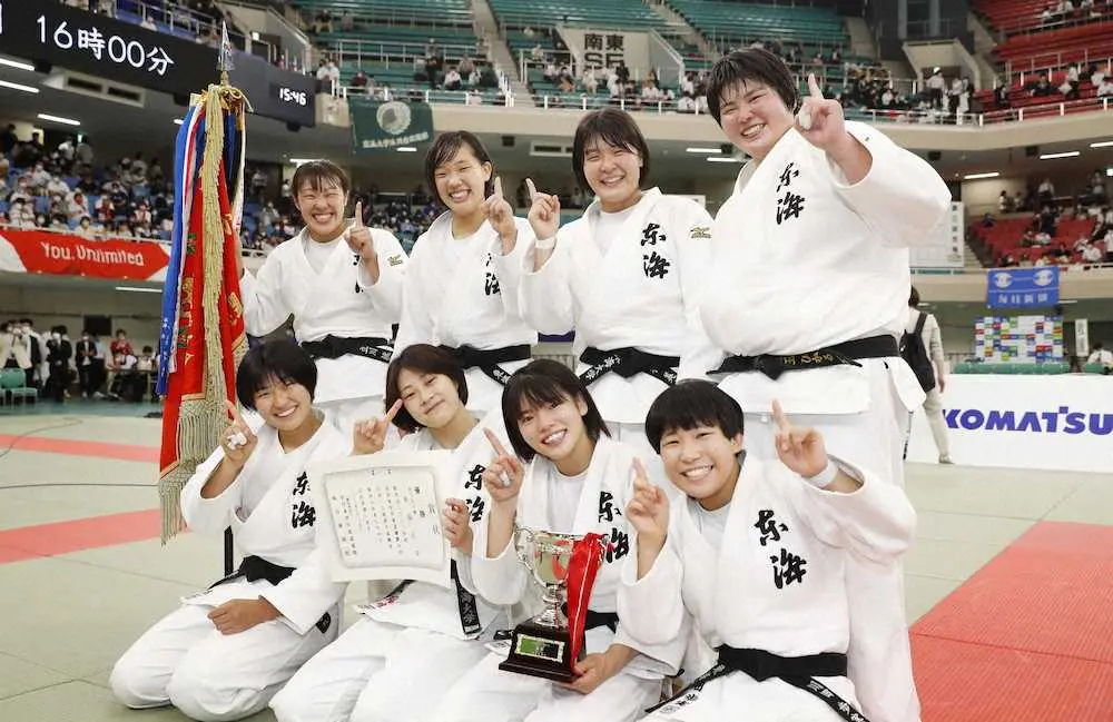 女子5人制で3大会連続7度目の優勝を果たした東海大の選手たち
