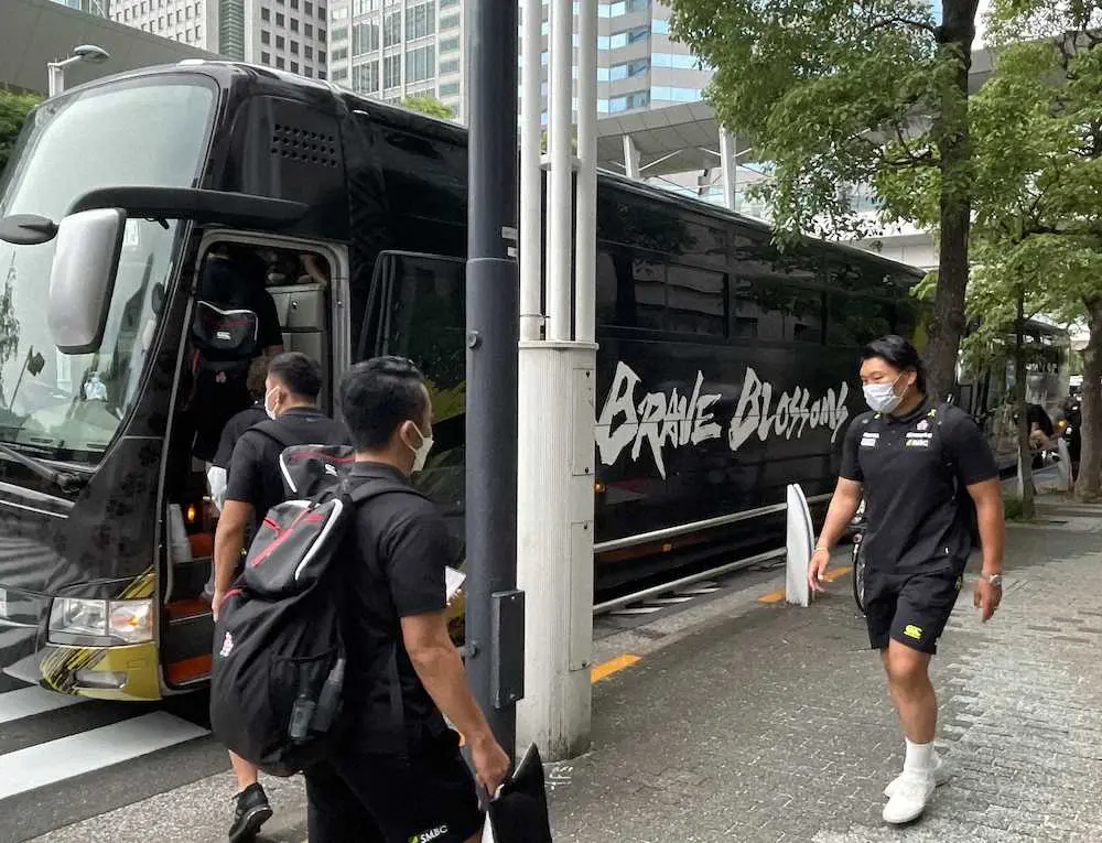 ラグビー日本代表のラッピングバスに乗り込む稲垣