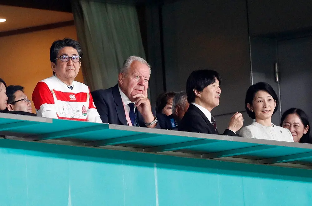 2019年、W杯開幕戦を観戦する（左から）安倍首相（当時）、ビル・ボーモント会長、秋篠宮ご夫妻